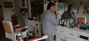 Juan Tenesaca, en su local ubicado en el barrio El Vado, trabaja casi todos los d&iacute;as. Fue uno de los primeros peluqueros que se instal&oacute; en este sitio de la ciudad.