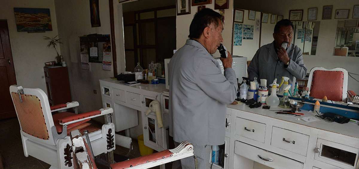Juan Tenesaca, en su local ubicado en el barrio El Vado, trabaja casi todos los d&iacute;as. Fue uno de los primeros peluqueros que se instal&oacute; en este sitio de la ciudad.