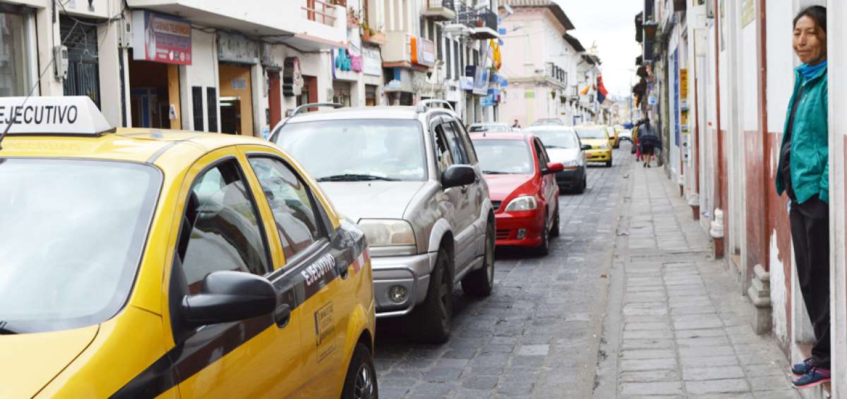 El tr&aacute;nsito vehicular es intenso, particularmente en las ma&ntilde;anas, en el Centro Hist&oacute;rico de Latacunga, que fue declarado Patrimonio Nacional del Ecuador en 1982. 