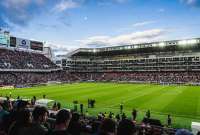 Liga Deportiva Universitaria y Delfín se enfrentan en el estadio Rodrigo Paz Delgado.