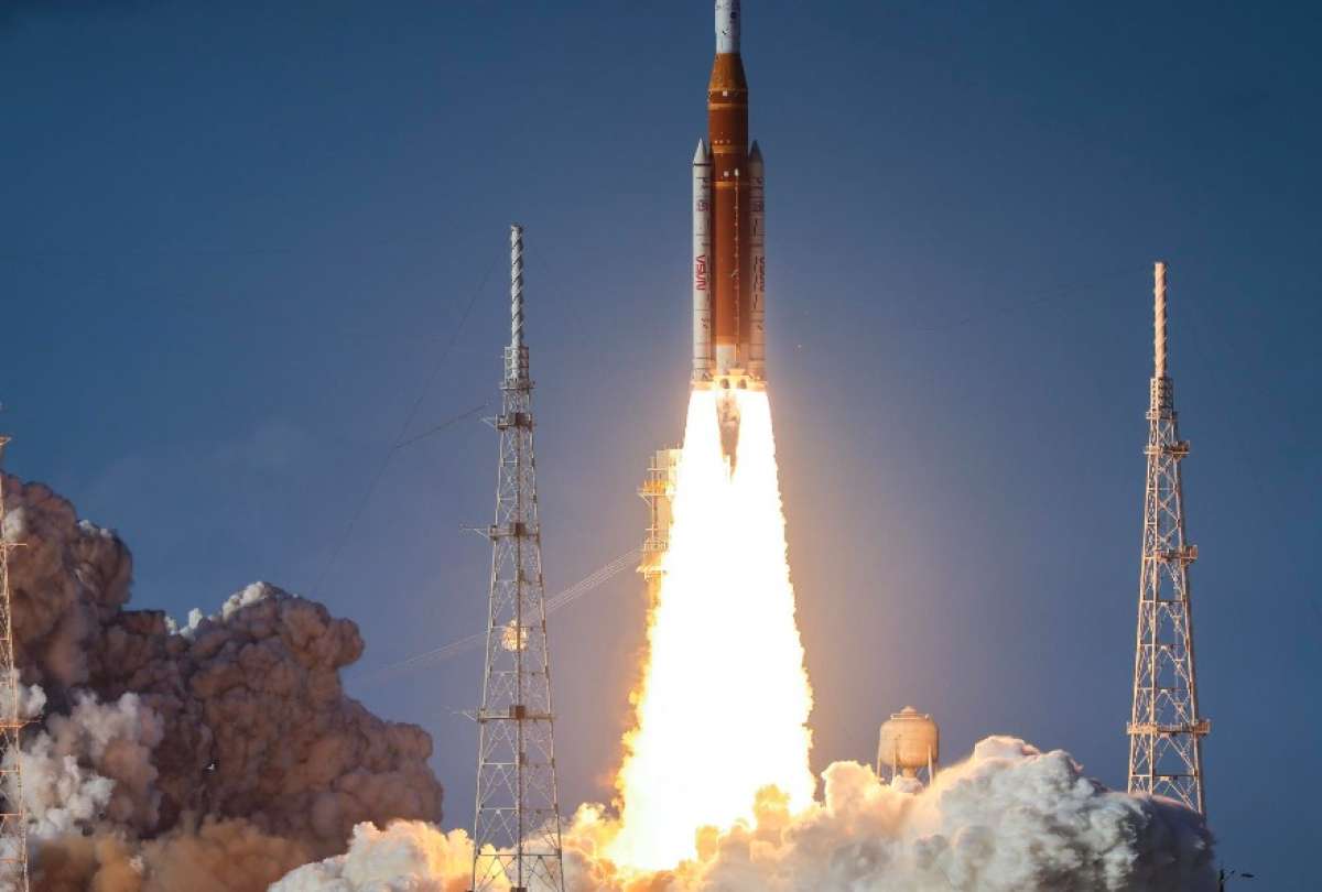 Artemis II sigue su expedici&oacute;n con &eacute;xito.