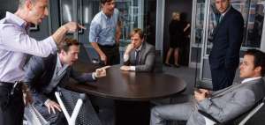 Una de las escena de la pel&iacute;cula The Big Short que  a trav&eacute;s del humor negro de alta calidad explica la crisis financiera de 2008 en el mercado anglosaj&oacute;n y que repercuti&oacute; en mercados de otros continentes.    