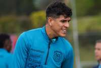 Piero Hincapié sonríe durante un entrenamiento de la Selección