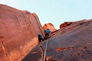 Esteban Mena durante su ascenso a una de las Torres del Desierto de Moab, en Utah (Estados Unidos). La formaci&oacute;n rocosa que escala en esta gr&aacute;fica tiene 100 metros de altura y es un muro natural de alta dificultad t&eacute;cnica. Mena la subi&oacute; en febrero pasado.