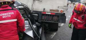 Bomberos durante el rescate de la v&iacute;ctima que qued&oacute; atrapada. 
