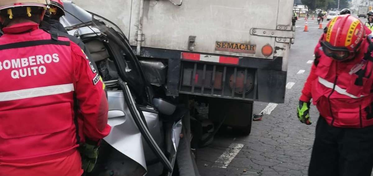 Bomberos durante el rescate de la v&iacute;ctima que qued&oacute; atrapada. 