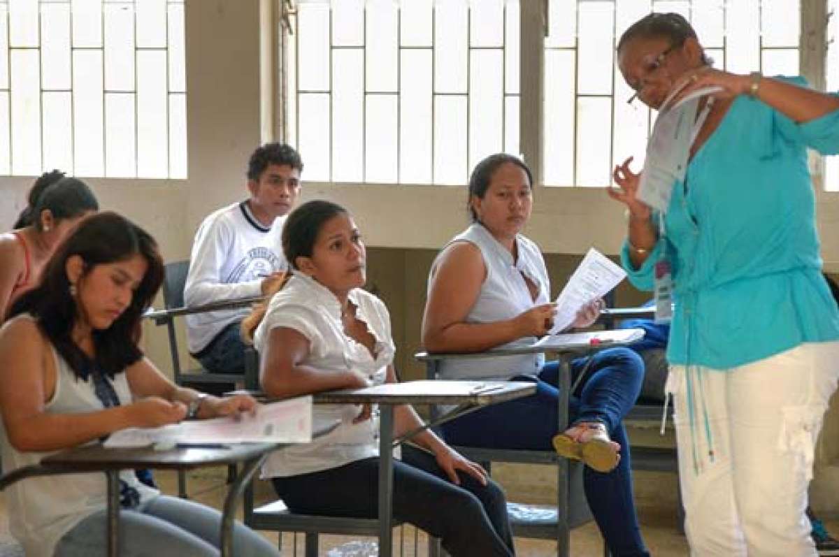 En el colegio 28 de Mayo una coordinadora explic&oacute; el contenido de la prueba. FOTO: WILLIAM ORELLANA / EL TEL&Eacute;GRAFO