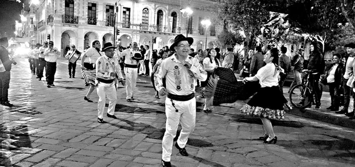En el desfile organizado por el Cuerpo de Bomberos de Cuenca hubo comparsas y bandas musicales. 