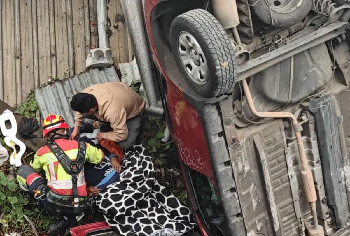 Bomberos reportaron la ca&iacute;da de un veh&iacute;culo sobre una casa en el sur de Quito.