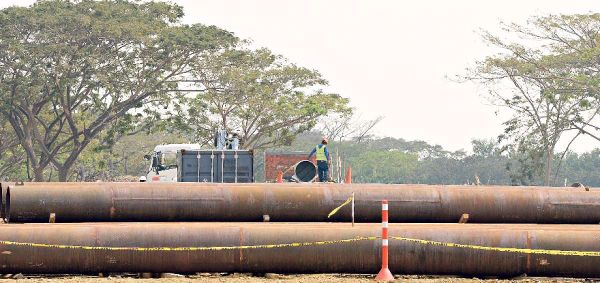 Los obreros de la empresa constructora trabajaban con normalidad el martes pasado. La edificaci&oacute;n del puente tiene cuatro meses.