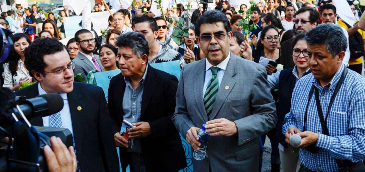 El pasado 15 de enero fue posesionado simb&oacute;licamente C&eacute;sar Monta&ntilde;o (centro) como rector de la UASB.