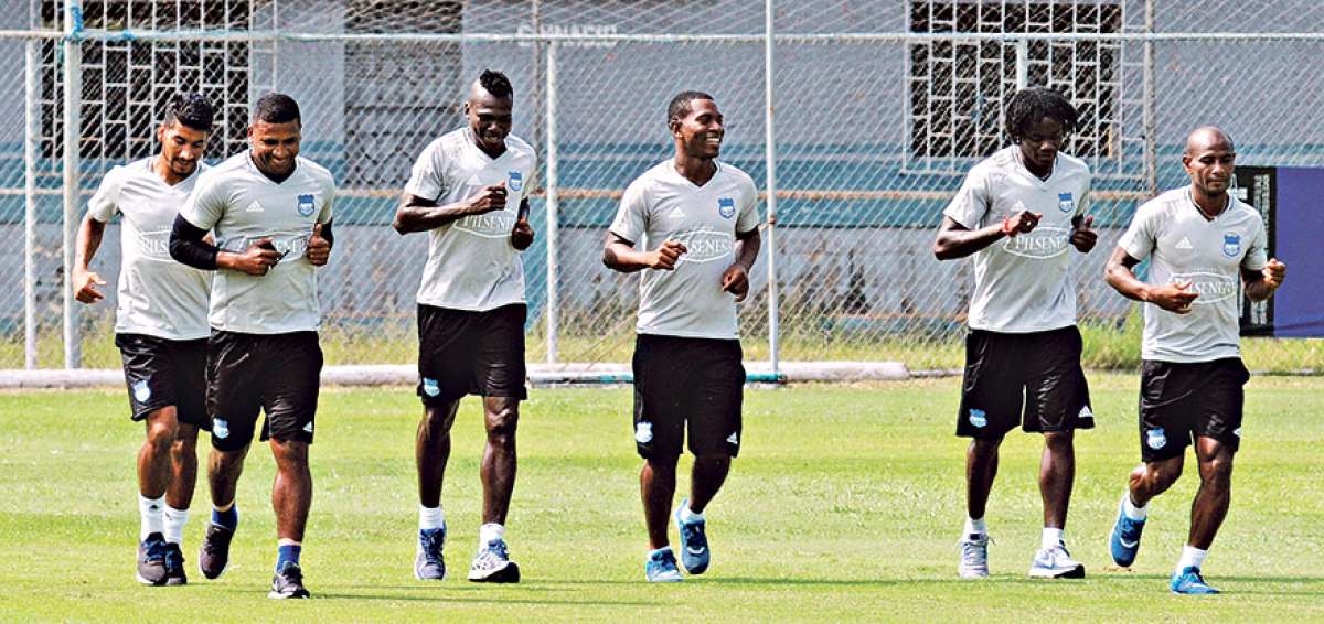 Los jugadores de Emelec entrenaron normalmente en el complejo de Samanes, antes del partido. 