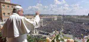 El papa Francisco saluda a los fieles congregados en la plaza de San Pedro del Vaticano. El acto se desarroll&oacute; con un estricto operativo de seguridad. 