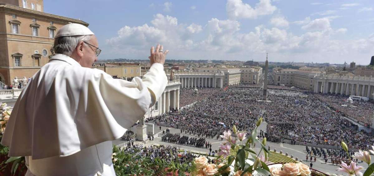 El papa Francisco saluda a los fieles congregados en la plaza de San Pedro del Vaticano. El acto se desarroll&oacute; con un estricto operativo de seguridad. 