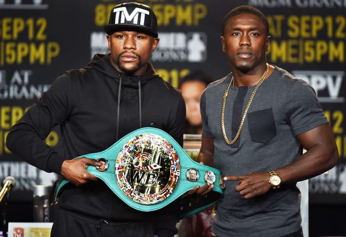 Mayweather y Berto se encontraron cara a cara en Los Angeles el jueves en una conferencia de prensa. Foto: Agencia AFP