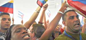 Activistas sociales de Cuba y Venezuela protestan por la presencia de contrarrevolucionarios en un foro paralelo de la Cumbre de las Am&eacute;ricas. Foto: AFP