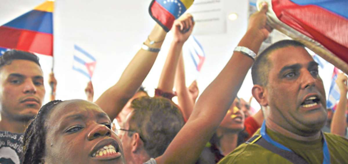 Activistas sociales de Cuba y Venezuela protestan por la presencia de contrarrevolucionarios en un foro paralelo de la Cumbre de las Am&eacute;ricas. Foto: AFP