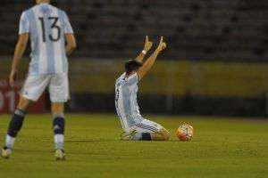 Argentina resucit&oacute; en el hexagonal con un cabezazo sobre la hora