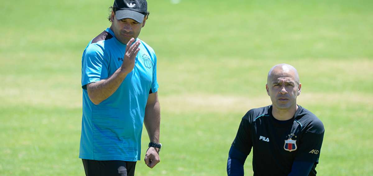El asistente t&eacute;cnico Fabi&aacute;n Cubero (izq.) y el capit&aacute;n Santiago Morales, durante uno de los entrenamientos &lsquo;chullas&rsquo;.      