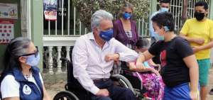 El presidente Len&iacute;n Moreno y la titular del comit&eacute; Plan Toda Una Vida, Roc&iacute;o Gonz&aacute;lez de Moreno, saludaron con moradores de la lotizaci&oacute;n Los Naranjos, en Dur&aacute;n.