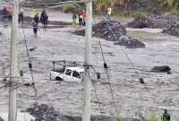 Un vehículo quedó atrapado debido a la creciente del río.