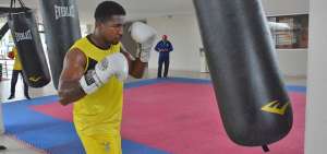 El boxeador nacional Julio Castillo se prepara en el CEAR de Rioverde para el torneo clasificatorio a los Juegos Panamericanos de Lima.