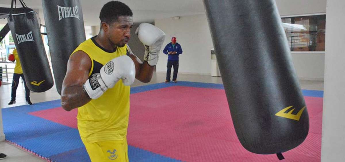 El boxeador nacional Julio Castillo se prepara en el CEAR de Rioverde para el torneo clasificatorio a los Juegos Panamericanos de Lima.