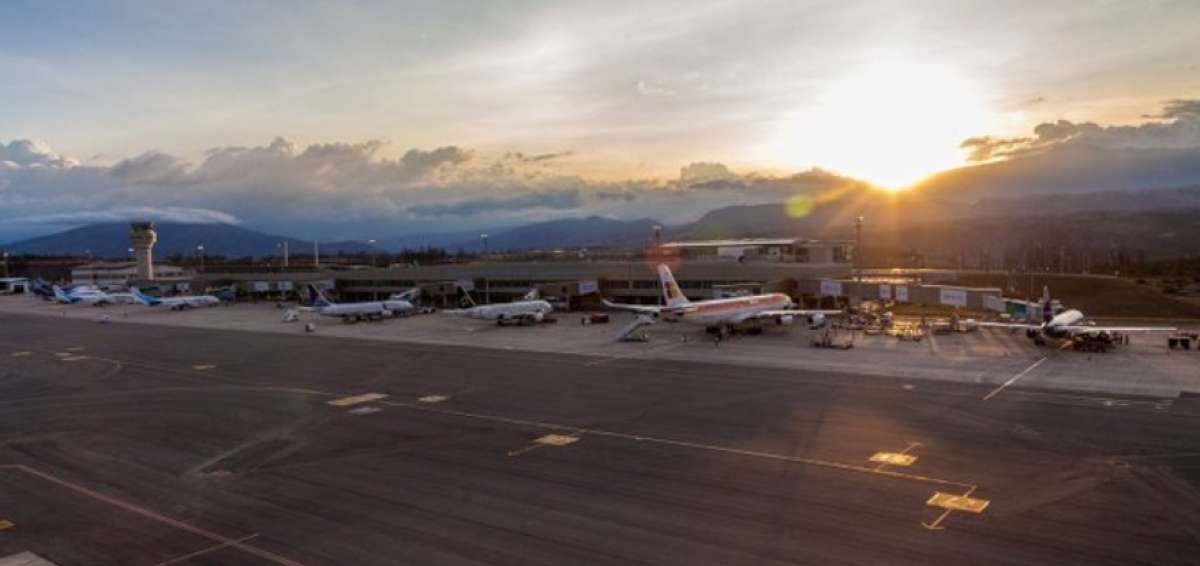 Algunos vuelos segu&iacute;an cancelados en aeropuerto de Quito