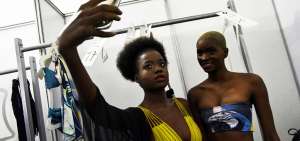 Dos modelos se toman una autofoto en los camerinos, antes del desfile de la marca Entreaguas, en Par&iacute;s.   