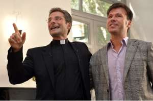 "Salgo del armario y estoy feliz", declar&oacute; hoy el cura junto a su pareja. Foto: AFP