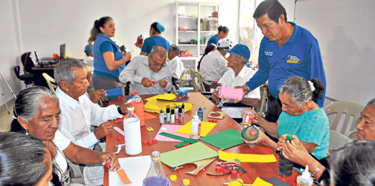 Los adultos mayores comparten en el nuevo centro Gerontol&oacute;gico que est&aacute; situado en Huaquillas. Foto: Fabricio Cruz/ El Tel&eacute;grafo