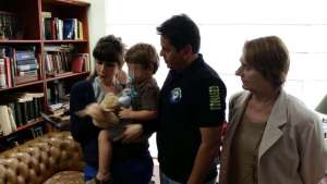 El menor de edad fue entregado por el Coronel  V&iacute;ctor Arauz, Comandante de la Dinased y Unase Guayaquil, a su madre, Arianais Alezra.Foto: @ppsesa