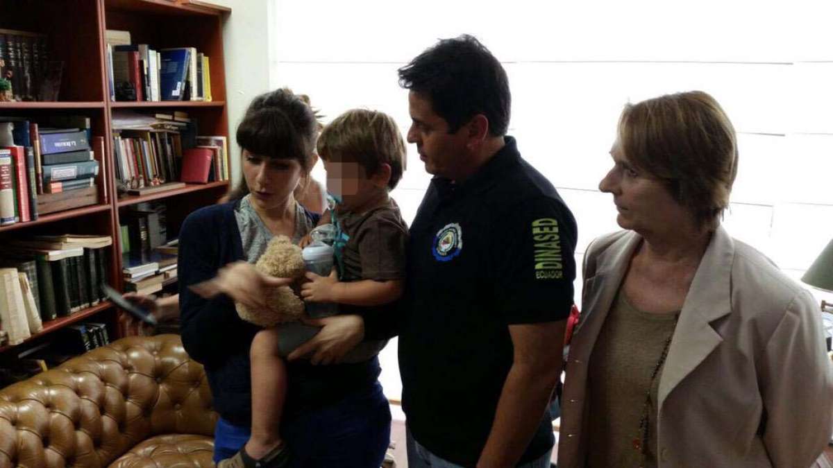 El menor de edad fue entregado por el Coronel  V&iacute;ctor Arauz, Comandante de la Dinased y Unase Guayaquil, a su madre, Arianais Alezra.Foto: @ppsesa