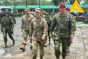 Laura Richardson, comandante del Comando Sur de los Estados Unidos, hizo la entrega del equipo militar