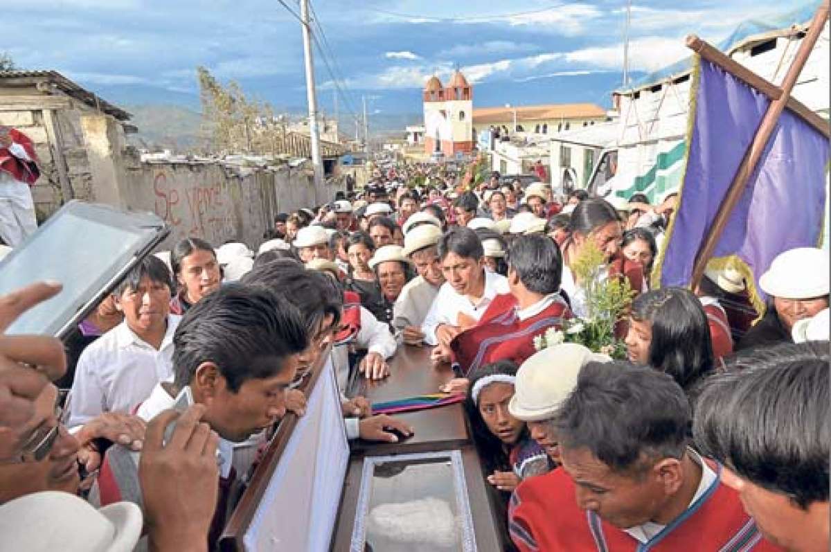 Representantes de varias comunidades ind&iacute;genas como las Pilahu&iacute;n, Salasaca, Pasa, Quisapincha, Tomabela, Otavalo y Saraguro estuvieron presentes en el entierro de Nazario Calu&ntilde;a, quien muri&oacute; a los 77 a&ntilde;os por una peritonitis. Foto: ROBERTO CHAVEZ