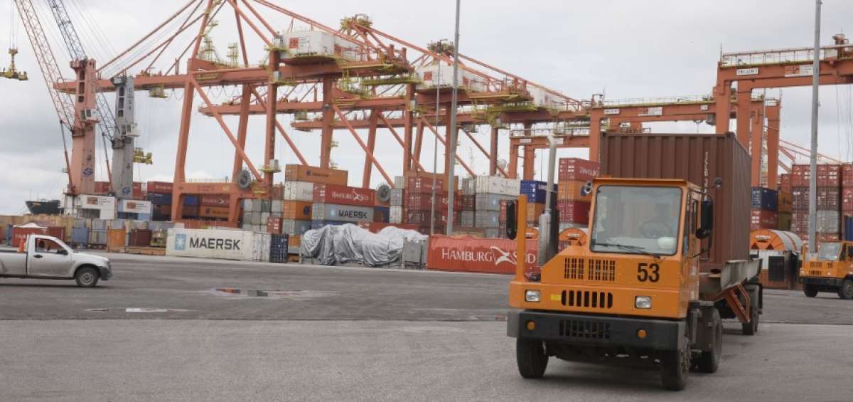 Esta pol&iacute;tica tarifaria se aplicar&aacute; tanto a personas naturales y jur&iacute;dicas autorizadas a operar en las instalaciones portuarias con fines comerciales