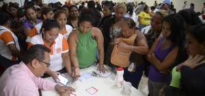Usuarios del MIES acudieron al Centro de Convenciones de Dur&aacute;n para recibir informaci&oacute;n sobre las vacantes de una empresa de helados.