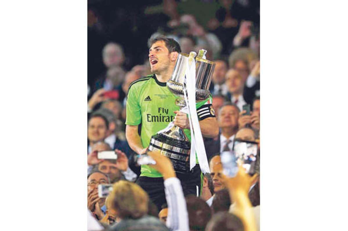 Iker Casillas, capit&aacute;n del Real Madrid, recibe el trofeo de campe&oacute;n de la Copa del Rey. Foto: EFE.
