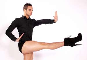 &Eacute;l baila en tacones y es una estrella en YouTube (VIDEOS)