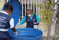 En Ecuador hay cerca de 300 casos de dengue, según el Ministerio de Salud. La entidad ayuda con el proceso de abatización o aplicación de químicos en depósitos de agua. 