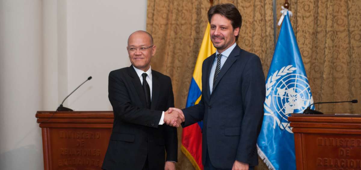 El presidente del G-77, Virachai Plasai (izq) de Tailandia, estrecha la mano del canciller Guillaume Long, ayer en una reuni&oacute;n que mantuvieron en Quito. 