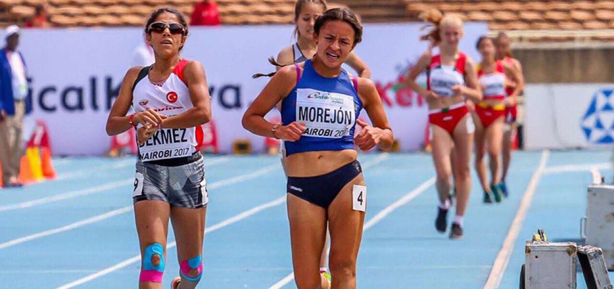 Glenda Morej&oacute;n (adelante), mientras marcha en el estadio de Kasarani antes de adjudicarse el oro global.
