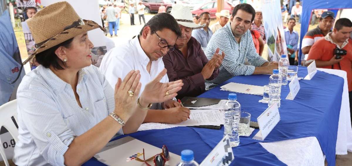 El ministro de Trabajo, Leonardo Berrezueta Carri&oacute;n, firma el acuerdo junto a Miguel Bustillo, de Ganaderos de Daule.