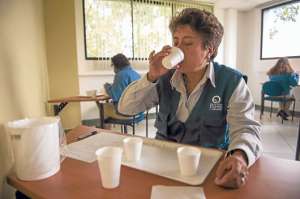 La realizaci&oacute;n de las pruebas sensoriales requiere el cumplimiento de par&aacute;metros estrictos. As&iacute;, el l&iacute;quido testeado es depositado en vasos blancos del mismo tama&ntilde;o y ubicados sim&eacute;tricamente, para evitar sesgos en los resultados. Foto: Andr&eacute;s Darquea.
