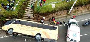 El accidente ocurrido este domingo 10 de marzo, dej&oacute; 15 personas heridas. La emergencia fue atendida por nueve ambulancias de la Cruz Roja y Bomberos de Machachi.