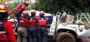 Las unidades especializadas en atenci&oacute;n y rescate del Cuerpo de Bomberos de Quito procedieron al retiro de los cuerpos atrapados.
