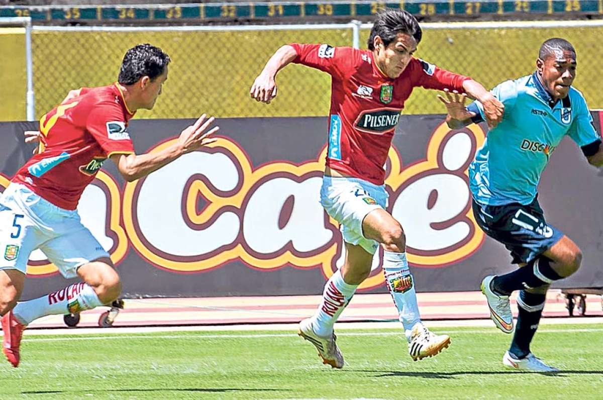 El volante Elvis Patta (derecha) disputa el bal&oacute;n ante la marca de Silvio Rodr&iacute;guez (centro) y Andr&eacute;s O&ntilde;a. Foto: Miguel Jim&eacute;nez / El Tel&eacute;grafo