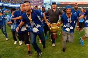 FEF present&oacute; la copa para el campe&oacute;n 2014