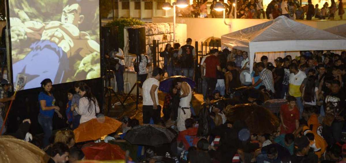 En la Plaza Col&oacute;n se emitieron cap&iacute;tulos anteriores de la saga de Dragon Ball Super previo al estreno del 130. 
