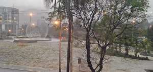 El parque El Arbolito, en el centro-norte de Quito, se cubri&oacute; de blanco por la granizada del 24 de septiembre que sorprendi&oacute; a los ciudadanos.